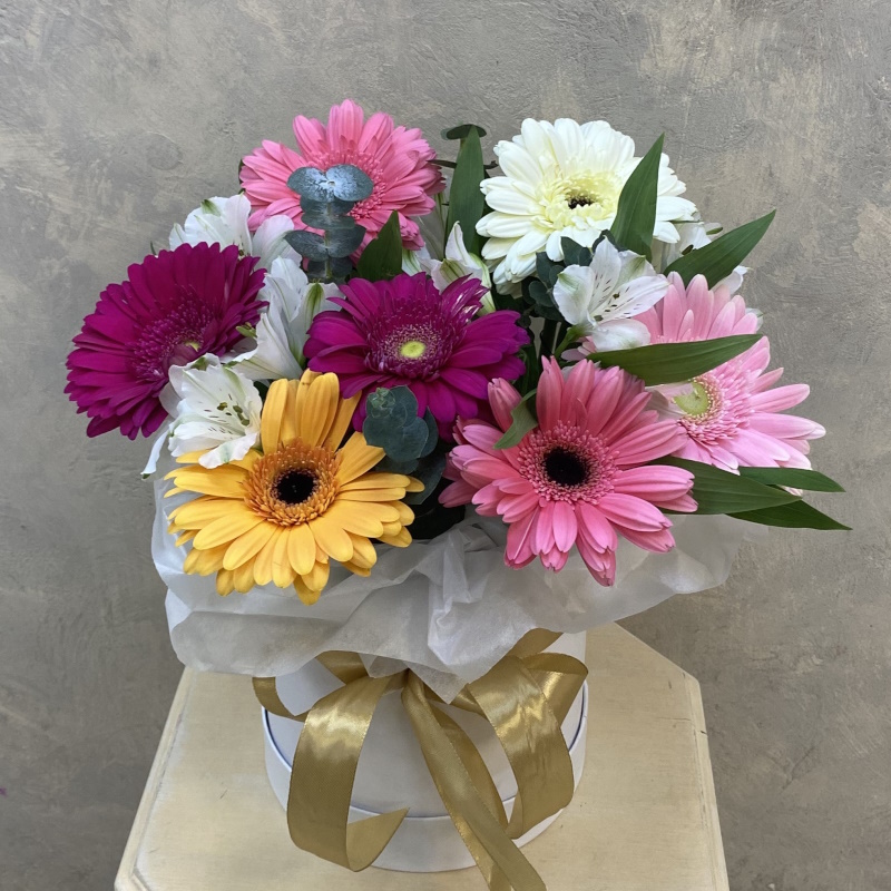 Гр-35 Коробочка с герберами и альстромериями