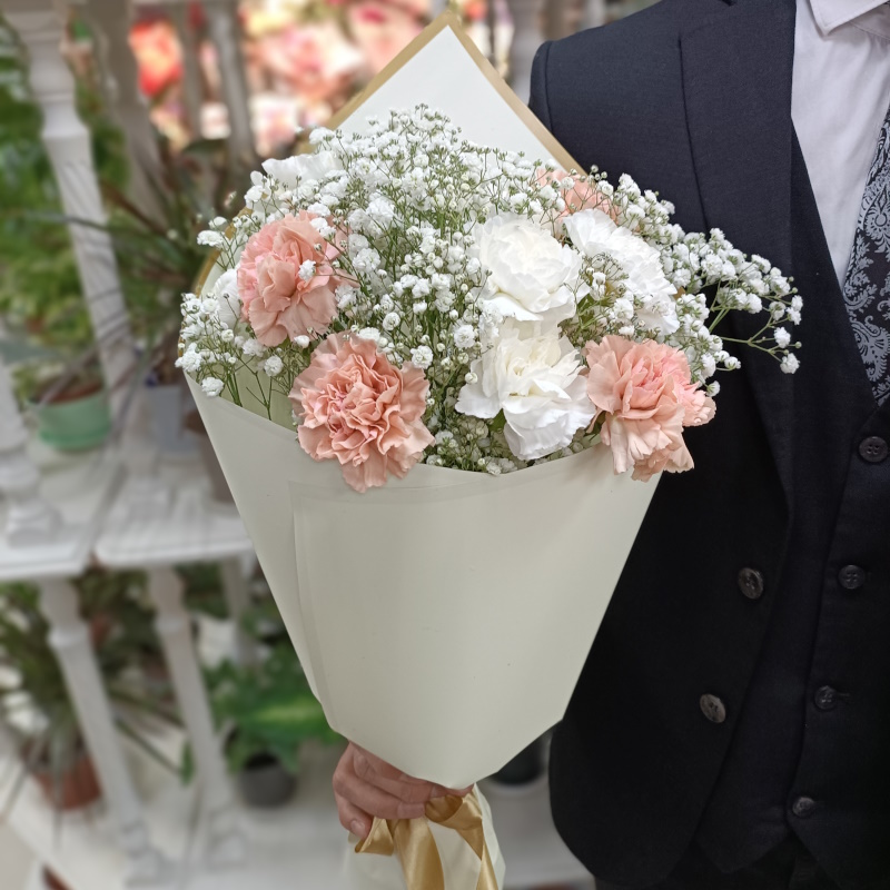 Г-33а Букет из 11 диантусов и гипсофилы