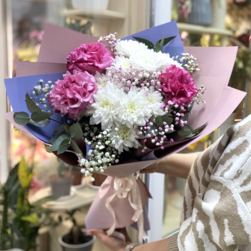 Г-36 Букет из гипсофилы с розами и хризантемой