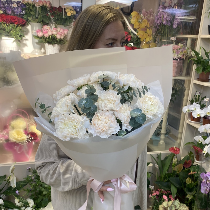 Д-21 Букет из 11 диантусов и эвкалипта