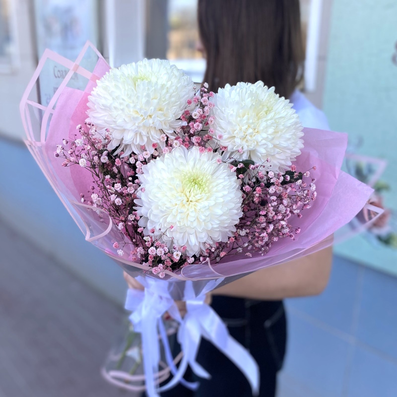 Д-23 Букет из 3 хризантем и гипсофилы