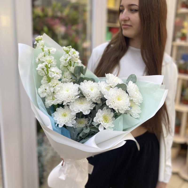 Д-24 Букет из 2 кустовых хризантем и матиол