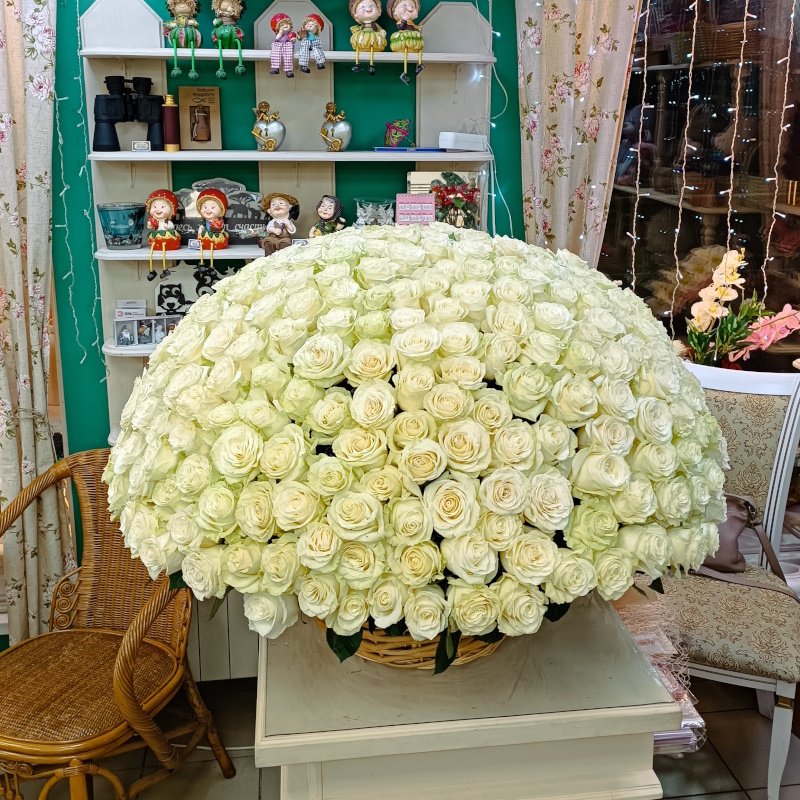 Кр -1250 Корзина с белыми розами. 365 роз