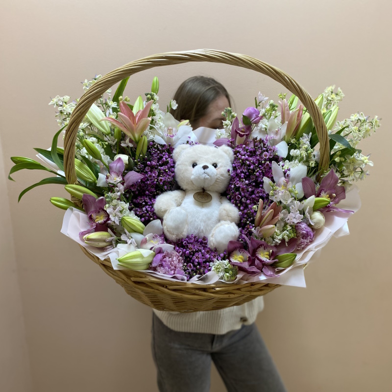 Л-250 Корзина с лилиями, цветами и медведем