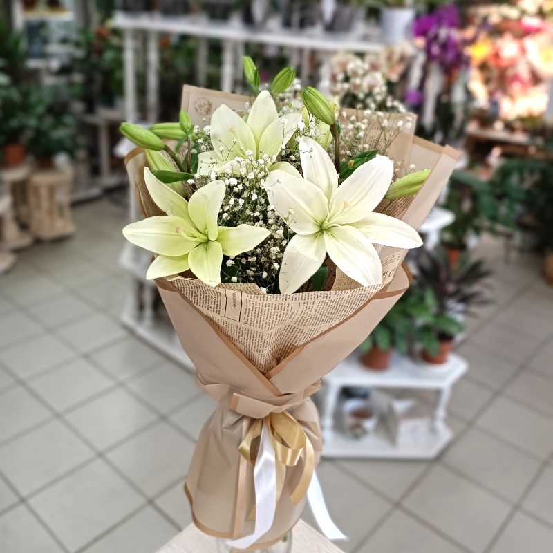Л-32 Букет из 3 лилий и гипсофилы