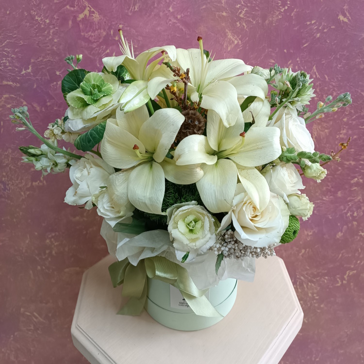 Л-40 Коробка с лилиями и цветами