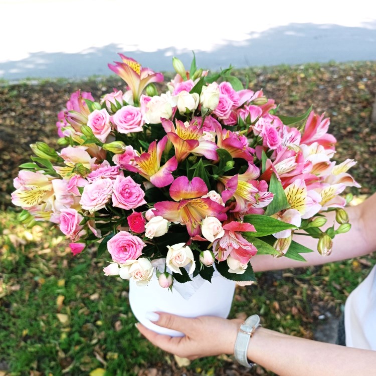 Л-78 Коробка с альстромерией и кустовой розой