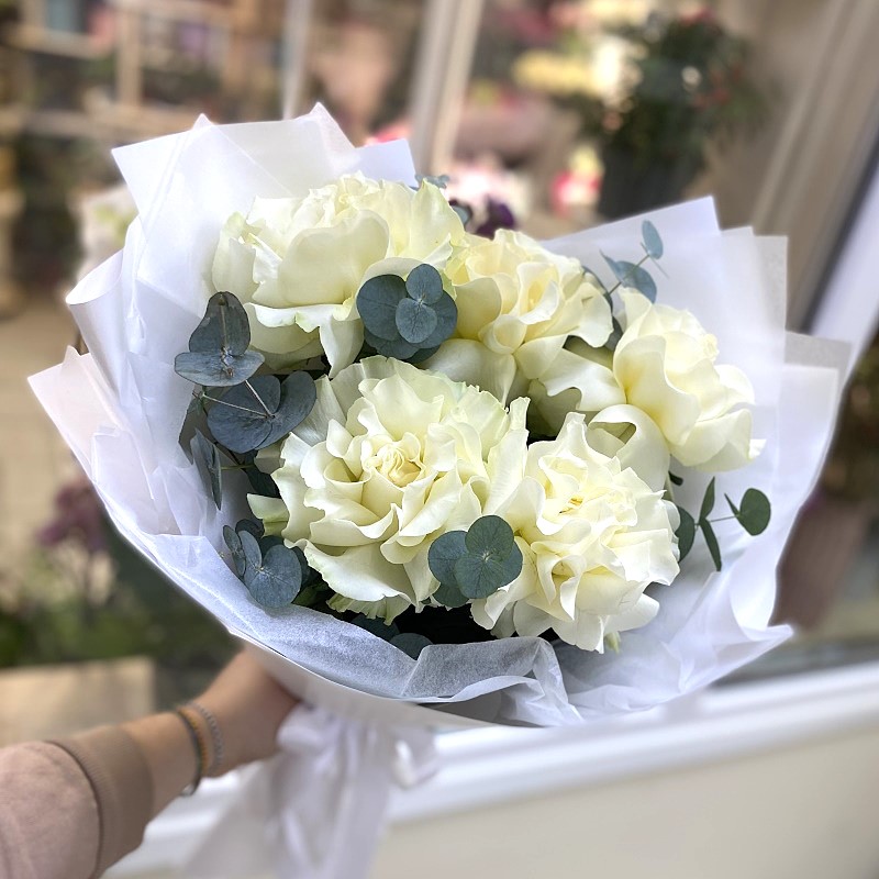 Р-39а Букет из 7 французких роз и эвкалипта