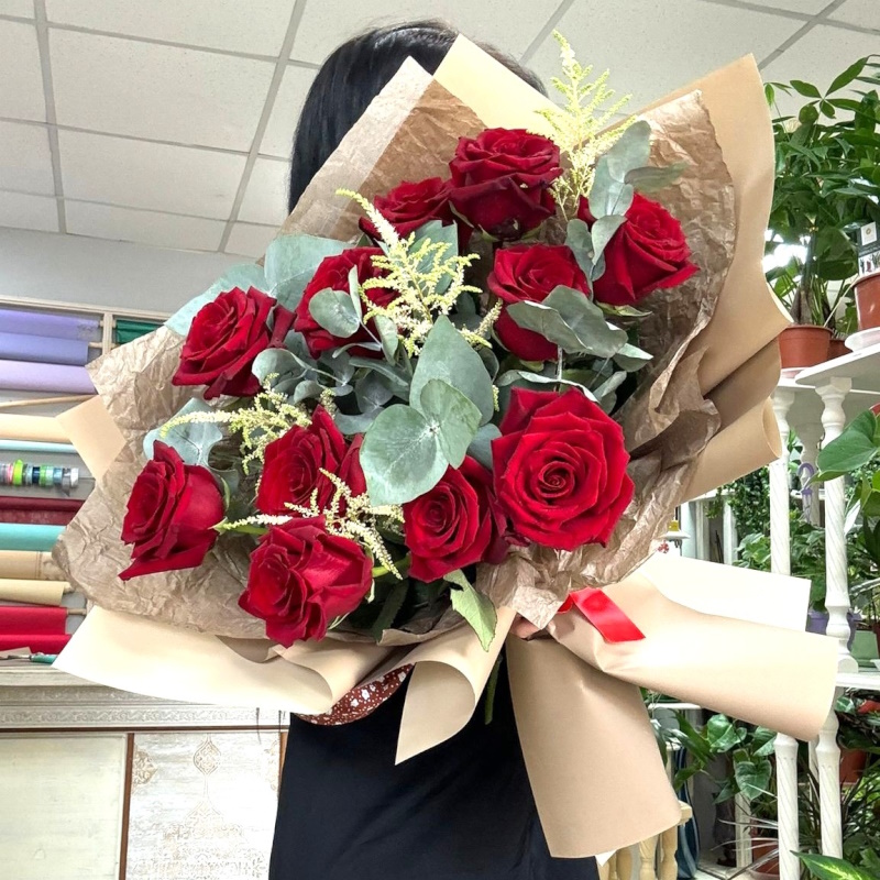 Р-60а Букет из 11 роз и эвкалипта