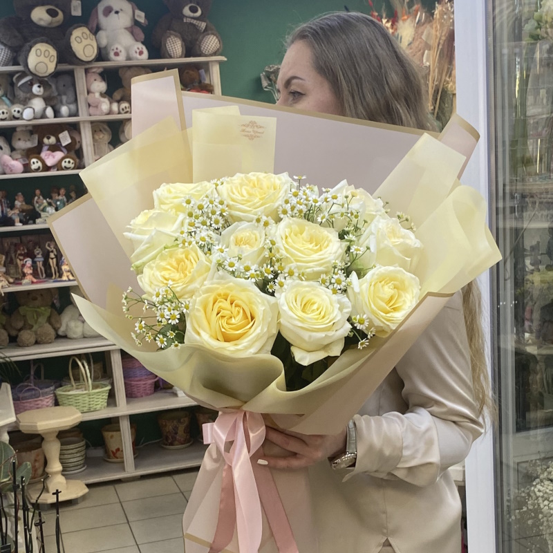 Р-64 Букет из 11 роз и танацетума