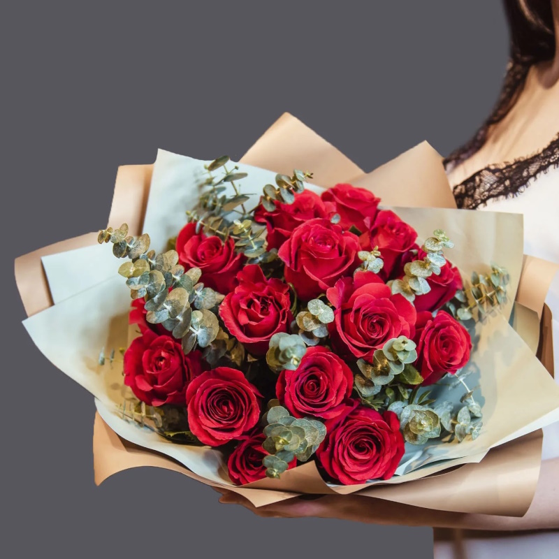 Р-75в Букет из 15 роз и эвкалипта