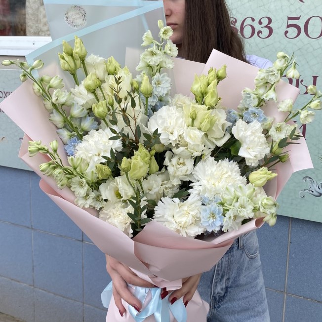 Э-52 Букет из дельфиниума, эустомы и диантусов