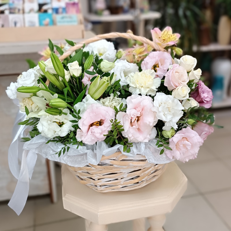 Э-85 Корзина с эустомой и цветами